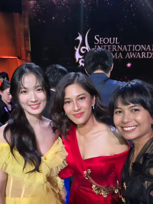 Soft makeup bernuansa peach bikin Dian Sastrowardoyo terlihat cantik natural khas perempuan Indonesia [@therealdisastr]