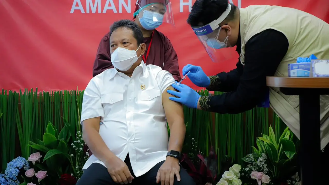 Kementerian Kelautan dan Perikanan mulai melakukan vaksinasi Covid-19 bagi para pegawai, termasuk Menteri KPP Sakti Wahyu Trenggono. (Foto: Liputan6.com/Dok. KKP)