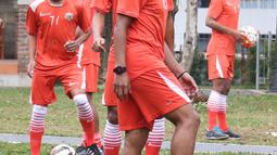 Pemain Persija Jakarta, Bambang Pamungkas saat berlatih bersama rekan-rekannya di Bandung, Sabtu (16/7/2016). (Bola.com/Nicklas Hanoatubun)