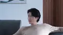 Di potret pertama, Hyun Bin tampil santai dengan crewneck berwarna cokelat dan celana putih. [instagram/vast.ent]