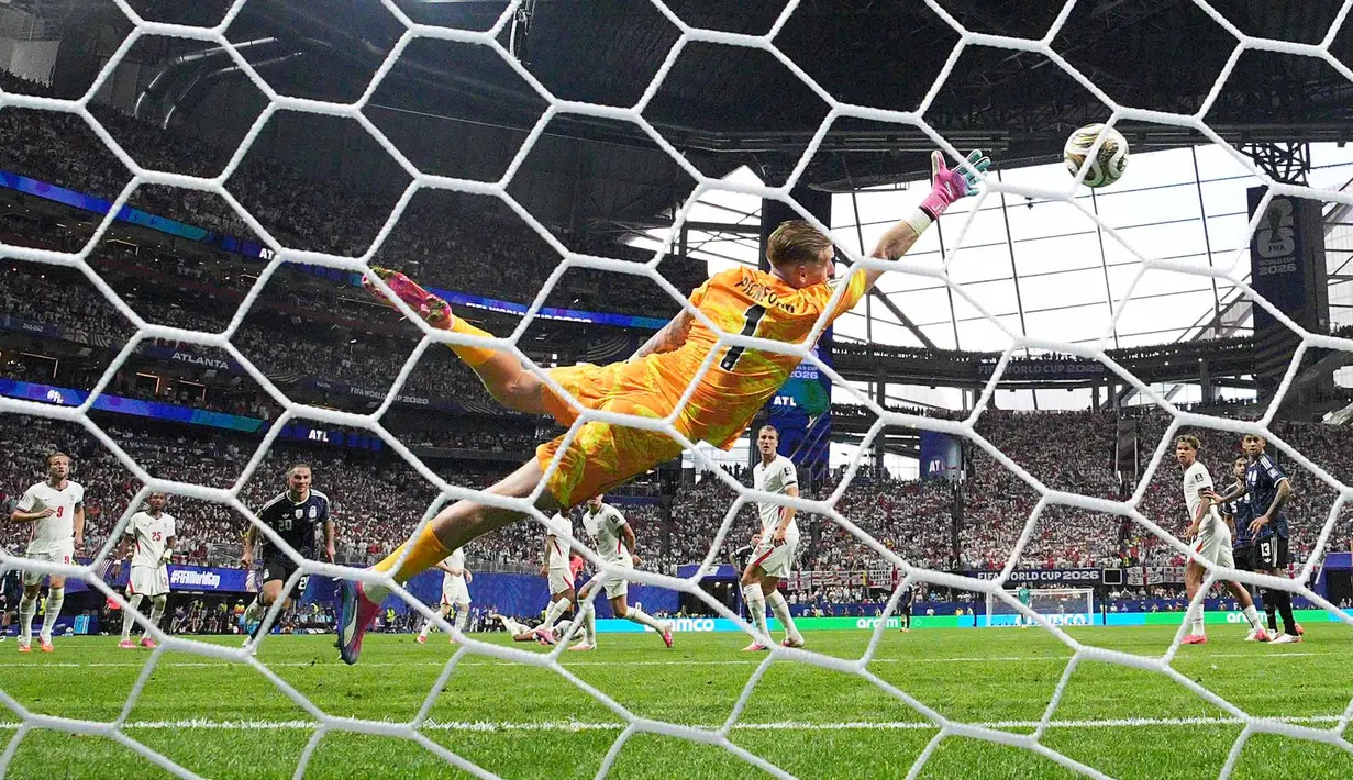 Kiper Inggris Jordan Pickford menoleh ke belakang saat pemain Argentina Enzo Fernandez mencetak gol pertama selama pertandingan sepak bola semifinal Piala Dunia antara Inggris dan Argentina di Atlanta, Rabu, 15 Juli 2026. (AP Photo/Jacob Kupferman)