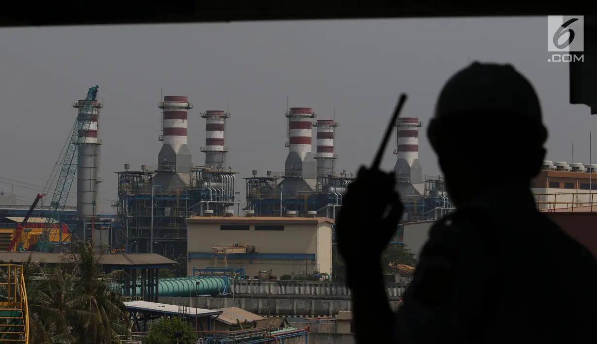 Siluet pekerja terlihat di Unit Pembangkitan Muara Karang, Jakarta, Rabu (31/7/2019). Setiap tahunnya UP Muara Karang berhasil membangkitkan energi listrik rata-rata 7.900 GWh yang disalurkan melalui Saluran Udara Tegangan Tinggi 150 kV ke sistem interkoneksi Jawa Bali (Liputan6.com/Angga Yuniar)
