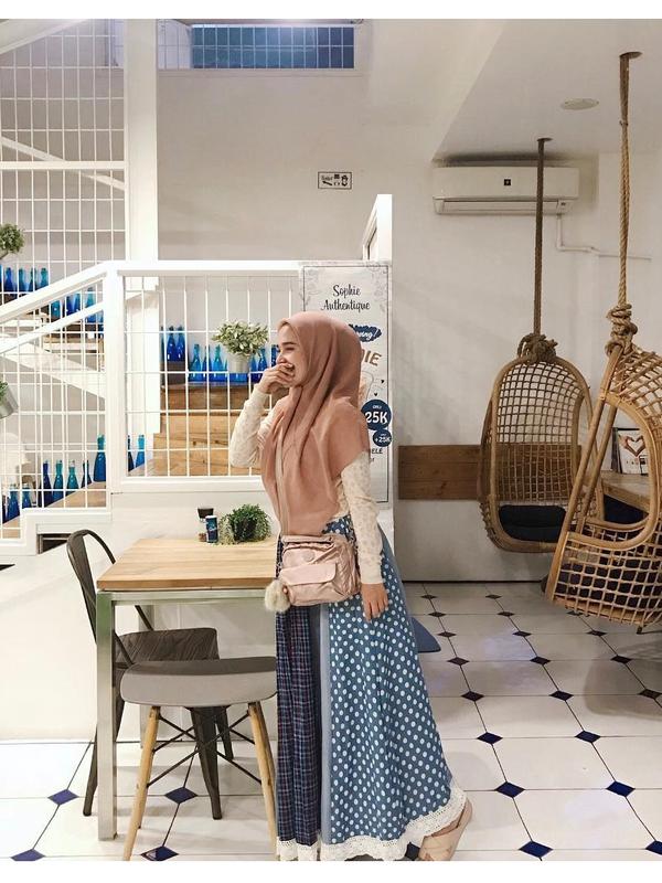 Gaya Fashion Rahmi Idola Cilik, Simple dan Elegan (sumber:Instagram/rahmiamaliabardan)