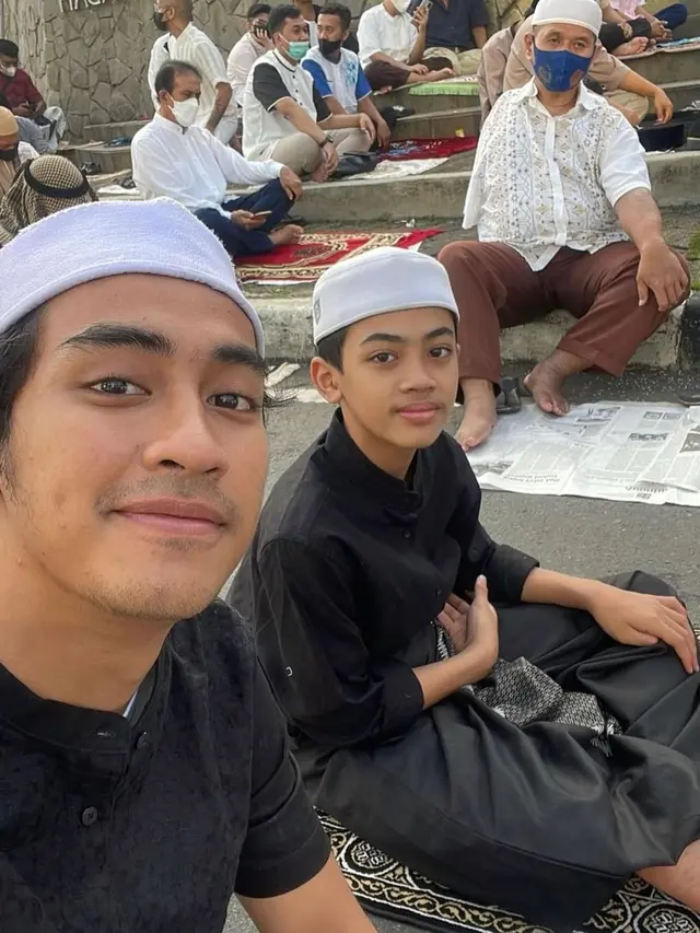 Abidzar Jadi Imam Sholat saat Umrah, Ini 6 Potretnya saat Pakai Busana Muslim