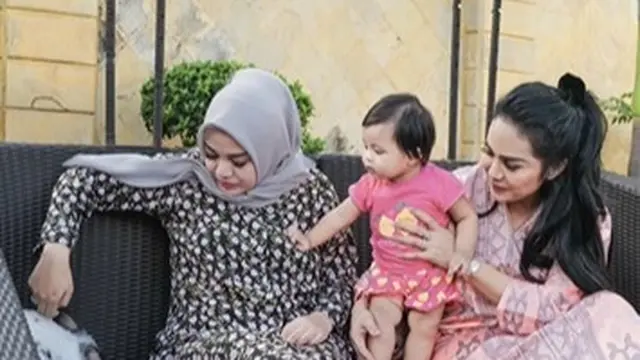 Krisdayanti dan keluarganya (Instagram/krisdayantilemos)