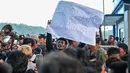 Seorang pengunjuk rasa membawa poster bertuliskan "Tolak Rohingya". (AP Photo/Reza Saifullah)