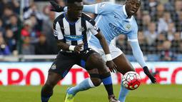 Cheick Tiote mengecoh pemain Manchester City, Yaya Toure pada laga Premier League di Saint James Park stadium, Newcastle, (19/4/2016).  (EPA/Lindsey Parnaby)