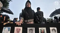 Seorang ibu yang tergabung dalam Jaringan Solidaritas Korban untuk Keadilan (JSKK) menggelar Aksi Kamisan di depan Istana Negara, Jakarta, Kamis (2/8). Aksi ini merupakan yang ke-547. (Merdeka.com/Iqbal Nugroho)