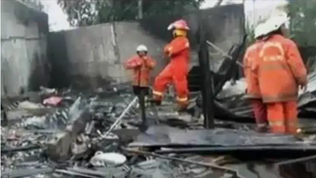 VIDEO: Kades di Bandung Tewas Tersengat Listrik Saat Tolong Kebakaran