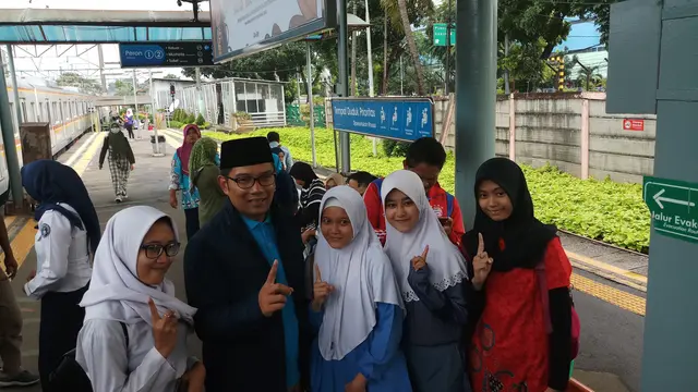 Ridwan Kamil ke Stasiun Depok menggunakan commuter line