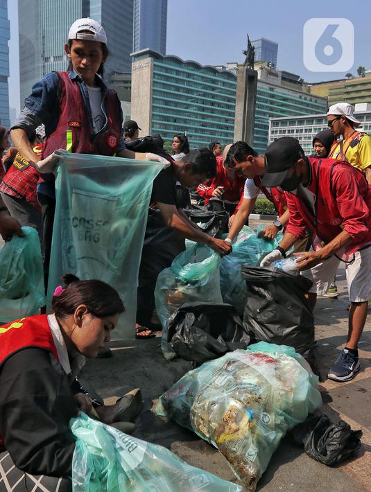 <p>Sejumlah pegiat lingkungan mengumpulkan sampah saat mengikuti Hari Bebas Kendaraan Bermotor (HKBP) atau Car Free Day (CFD) di kawasan Bundaran HI, Jakarta, Minggu (29/10/2023). Kegiatan ini sebagai bentuk kampanye untuk mengajak warga agar peduli terhadap lingkungan dengan cara mengurangi penggunaan plastik. (Liputan6.com/Angga Yuniar)</p>