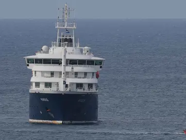 Kapal pesiar MV Hondius saat berlabuh di perairan sekitar pelabuhan Praia, Tanjung Verde, Rabu 6 Mei 2026. Tiga orang yang terinfeksi hantavirus akhirnya berhasil dievakuasi dari kapal pesiar MV Hondius di Cape Verde, Tanjung Verde. (AP Photo/Misper Apawu)