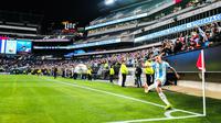 Pemain Argentina, Angel Di Maria melakukan tendangan sudut saat laga FIFA Matchday melawan El Savador yang berlangsung di Lincoln Financial Field, Philadelphia, Amerika Serikat, Sabtu (23/03/2024) WIB. La Albiceleste menang dengan skor 3-0. (AFP/Charly Triballeau)