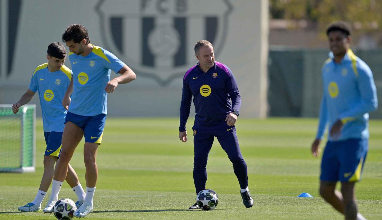 Pelatih Barcelona, Hansi Flick mulai mengambil langkah pencegahan agar faktor emosional tidak menjadi bumerang bagi timnya dalam laga penting tersebut. Tampak dalam foto, pelatih Barcelona asal Jerman, Hans-Dieter Flick, saat memimpin sesi latihan menjelang pertandingan leg pertama perempat final Liga Champions 2025/2026 melawan Atletico Madrid di lapangan latihan Joan Gamper, Sant Joan Despi, dekat Barcelona, pada Selasa 7 April 2026. (MANAURE QUINTERO/AFP)