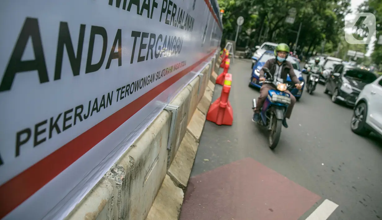 Suasana lalu lintas di kawasan Lapangan Banteng, Jakarta, Rabu (21/1/2021). Selain simbol kerukunan antarumat Islam dan Kristiani, terowongan silaturahmi Masjid Istiqlal-Gereja Katedral juga dibangun sebagai fasilitas untuk memudahkan jemaah. (Liputan6.com/Faizal Fanani)