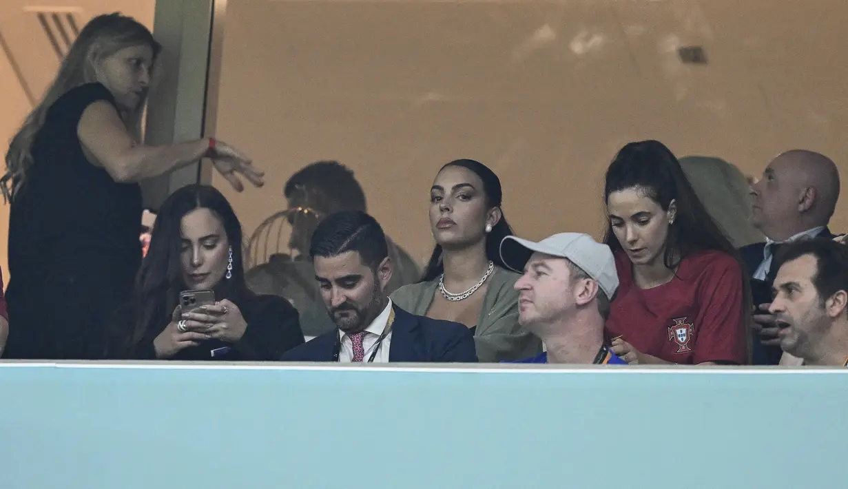 Georgina Rodriguez menghadiri pertandingan babak 16 besar Piala Dunia Qatar 2022 antara Portugal dan Swiss di Stadion Lusail di Lusail, utara Doha (6/12/2022). Portugal menang atas Swiss dengan skor 6-1 dan Georgina Rodriguez  menulis di akun Instagramnya "Selamat, Portugal,". (AFP/Patricia De Melo Moreira)