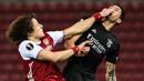 Bek Arsenal, David Luiz (kiri) berebut bola dengan penyerang Benfica, Darwin Nunez dalam pertandingan leg kedua Liga Europa di Stadion Karaiskaki, Kamis (25/2/2021). (Foto: AFP/Aris Messinis)