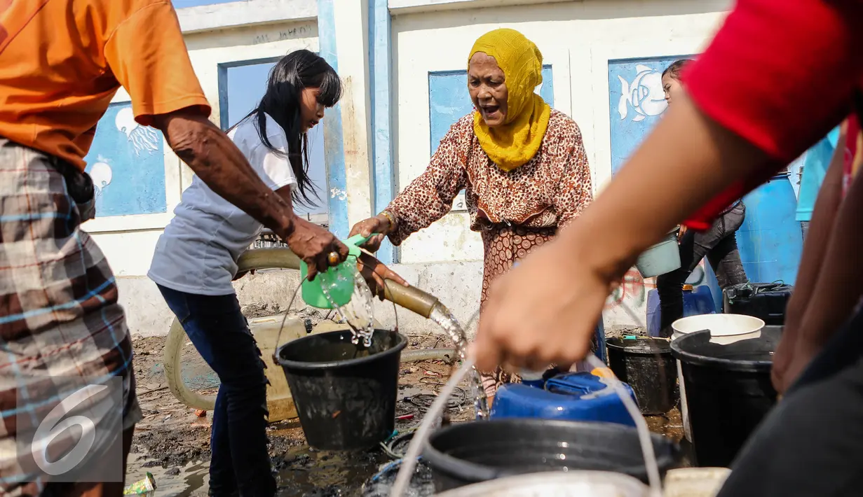 Sejumlah warga mengisi ember mereka dengan air bersih kawasan Muara Angke, Jakarta, Selasa (4/8/2015). Memasuki musim kemarau, warga kesulitan mendapatkan air bersih karena beberapa sumber air mengalami kekeringan. (Liputan6.com/Faizal Fanani)