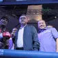 Jansen Marapu (kiri) berfoto dengan Ketua MPR RI, Zulkifli Hasan sebelum melawan Phuttiphong Rakoon pada kelas Lightweight Mahkota Boxing Super Series di Cilandak Town Square, Jakarta (10/3/2018). Jansen menang TKO pada ronde ke sembilan. (Bola.com/Nick H