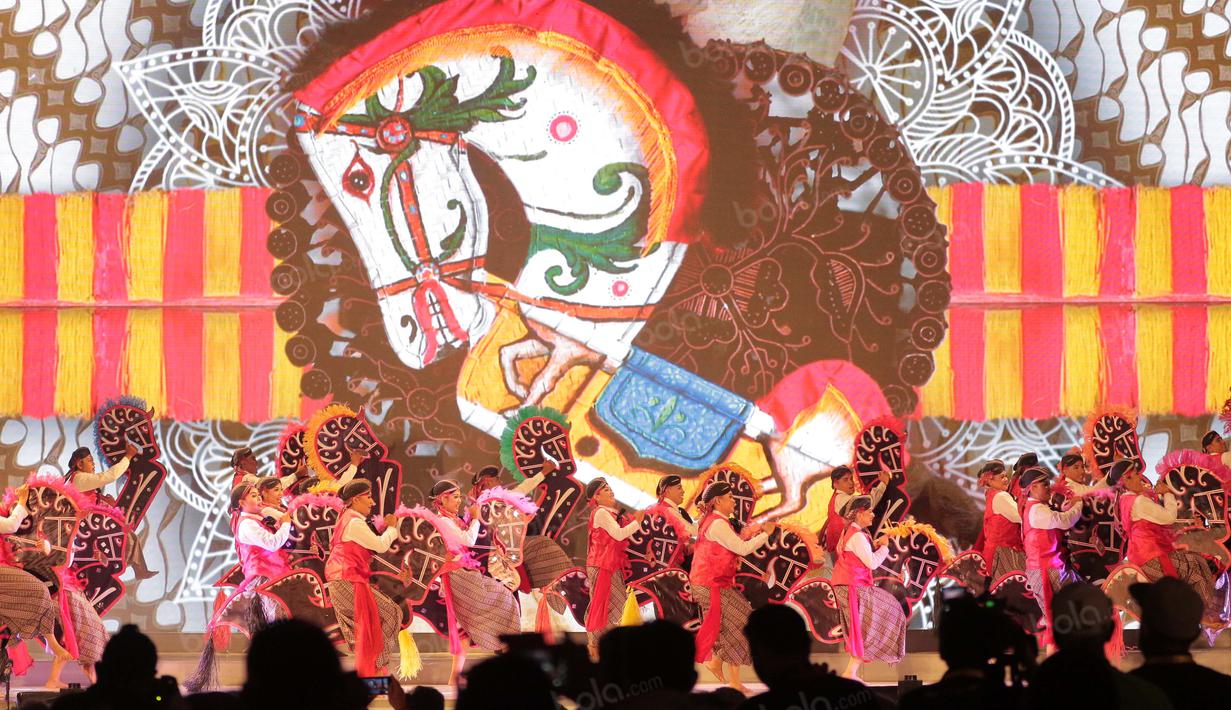Penari membawakan tarian Kuda Lumping saat penutupan Tafisa Games 2016 di Ancol Beach, Jakarta, Selasa (11/10/2016). (Bola.com/Nicklas Hanoatubun)