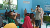 Sosialisasi penanganan limbah batu alam oleh pegiat lingkungan E-Team di Desa Bobos Kabupaten Cirebon. Foto (Liputan6.com / Panji Prayitno)