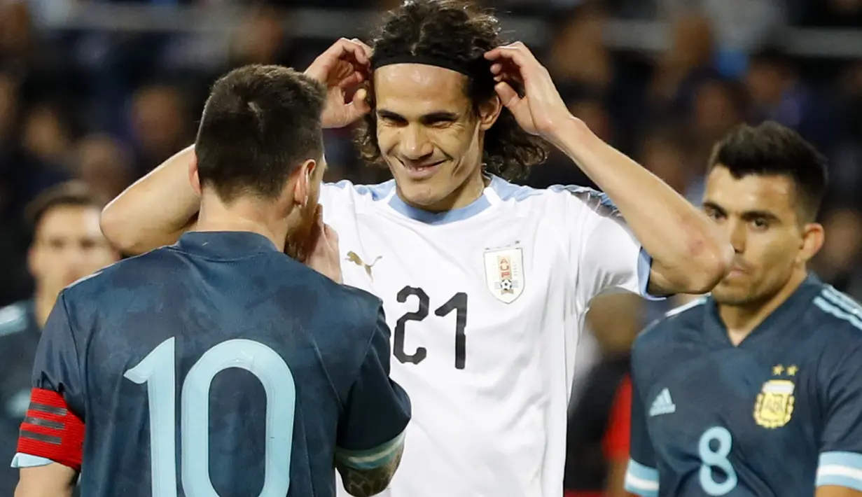 Megabintang timnas Argentina, Lionel Messi berbicara dengan penyerang timnas Uruguay, Edinson Cavani pada laga persahabatan di Stadion Bloomfield, Tel Aviv, Senin (18/11/2019). Keduanya saling beradu argumen di babak pertama yang berujung sebuah ajakan berkelahi dari Cavani. (Jack GUEZ / AFP)