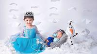 Khalisa dan Khadeejah anak Kartika Putri jalani pemotretan bertema Frozen (Foto: Instagram @kartikaputriworld)