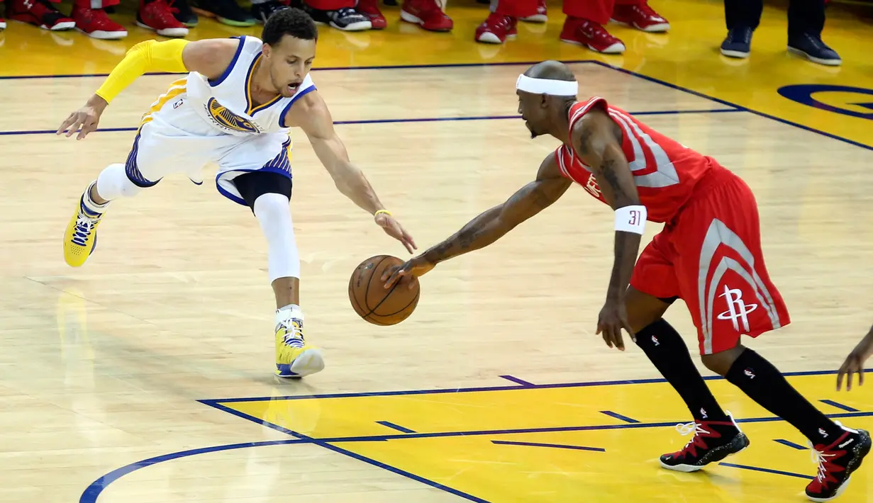 Pemain Golden State Warriors, Stephen Curry (kiri) berebut bola dengan Jason Terry di Game ke 5 final wilayah barat di Oakland, California, (27/5/2015). Warriors menang 104-90 dan melaju ke final NBA setelah 40 tahun. (Kelley L Cox-USA TODAY Sports)