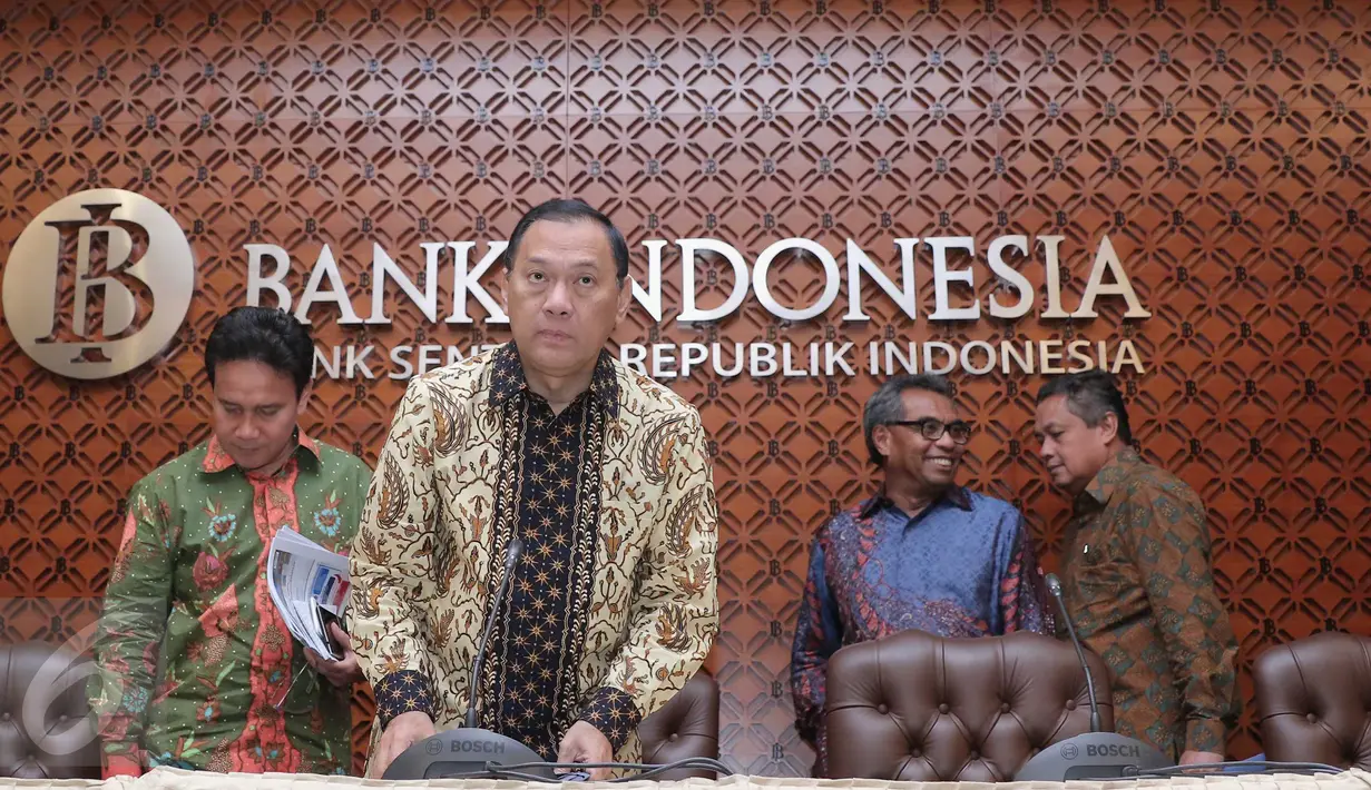 Gubernur BI Agus D.W. Martowardojo (depan) usai menggelar konferensi pers Triwulan III Bank Indonesia di Gedung BI, Jakarta,  (17/11/2015). (Liputan6.com/Angga Yunia)