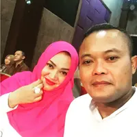 Kabar mengejutkan dari komedian Sule. Tidak pernah terdengar gosip miring rumah tangganya, tiba-tiba terdengar kabar Sule digugat cerai istri yang dinikahinya 20 tahun silam. (Instagram/ferdinan_sule)