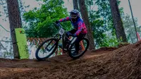 Putaran terakhir kejuaraan balap sepeda downhill prestisius 76 Indonesian Downhill 2024 bergulir di Klemuk Bike Park, Batu, Jawa Timur, Sabtu (9/11/2024). (Dok. 76 Rider)