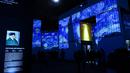 Suasana pameran imersif luar ruangan bertajuk "Digital Nights Wellington -- Van Gogh Alive" di Wellington, Selandia Baru, 1 Oktober 2020. Pameran musikal dan visual tersebut mengajak para pengunjung lebih mengenal karya-karya Van Gogh dengan warna-warni cerah dan detail yang hidup. (Xinhua/Guo Lei)