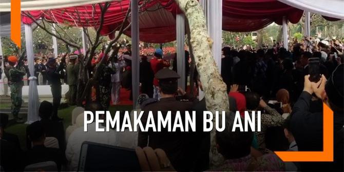 VIDEO: Jenazah Bu Ani Dikebumikan