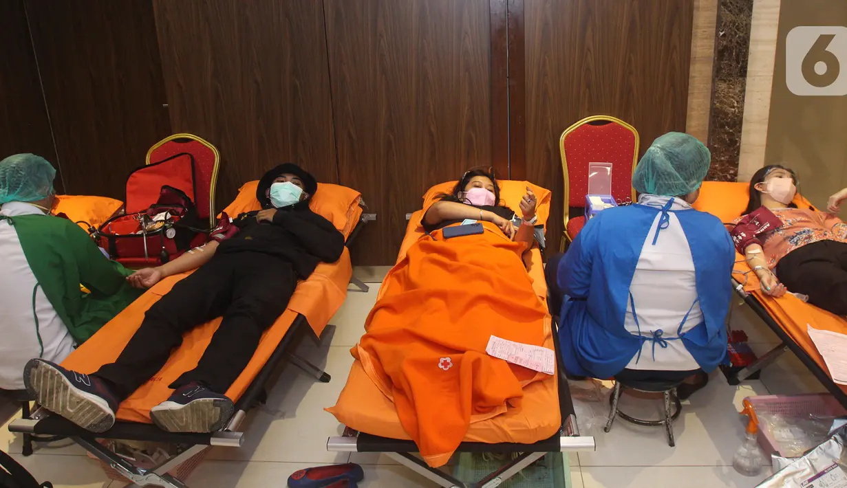 Warga mendonorkan darahnya dalam rangka Bakti Sosial HUT Ke-10 MRCCC Siloam Semanggi di Jakarta, Rabu (14/7/2021). Bakti Sosial donor darah yang bekerjasama dengan PMI DKI Jakarta guna memenuhi kebutuhan stok darah di massa pandemi. (Liputan6.com/HO/MRCCC)