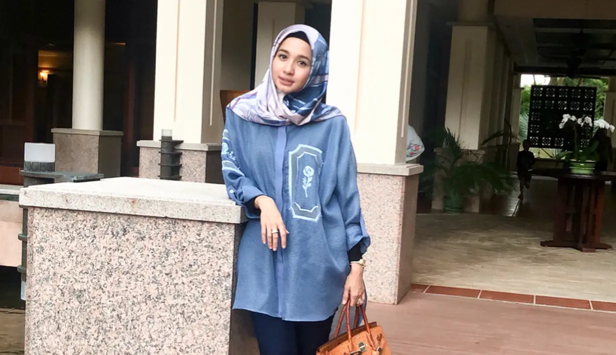 Laudya Cynthia Bella juga sangat terkenal dengan penampilannya yang modis. Dan kali ini dengan gayanya yang sederhana, Bella hanya memakai celana berwarna navy dengan atasan denim. Kece banget kan? (Instagram/laudyacynthiabella)