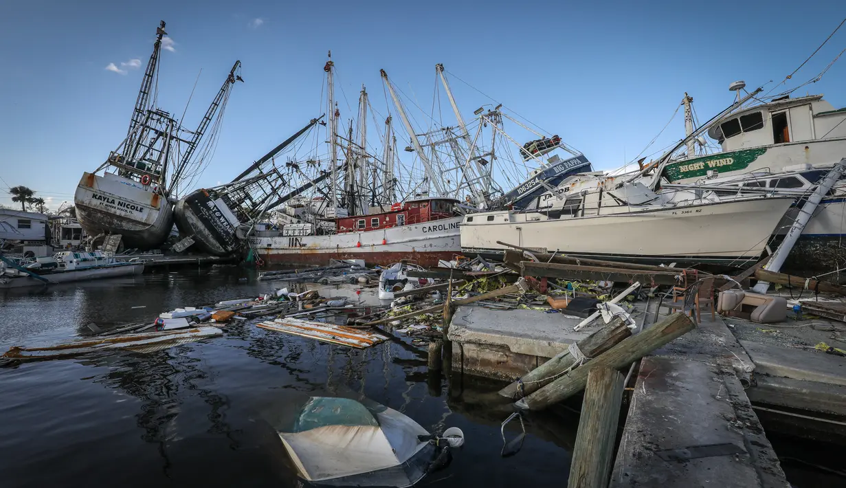 Perahu yang menumpuk dan hancur terlihat di Pulau San Carlos di Pantai Fort Myers, Florida, setelah Badai Ian melanda pada 7 November 2022. Pengawasan gelombang badai juga telah dikeluarkan untuk beberapa bagian Florida dan Georgia, dari Altamaha Sound hingga Pantai Hallandale dan dari muara Sungai St. Johns hingga Palatka Timur. (AFP/ Giorgio Viera)