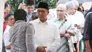Menteri Agama Lukman Hakim saat di pemakaman almarhum RMH Heroe Siswanto atau dikenal Sys NS di TPU Jeruk Purut, Jakarta, Selasa (23/1). (Liputan6.com/Herman Zakharia)