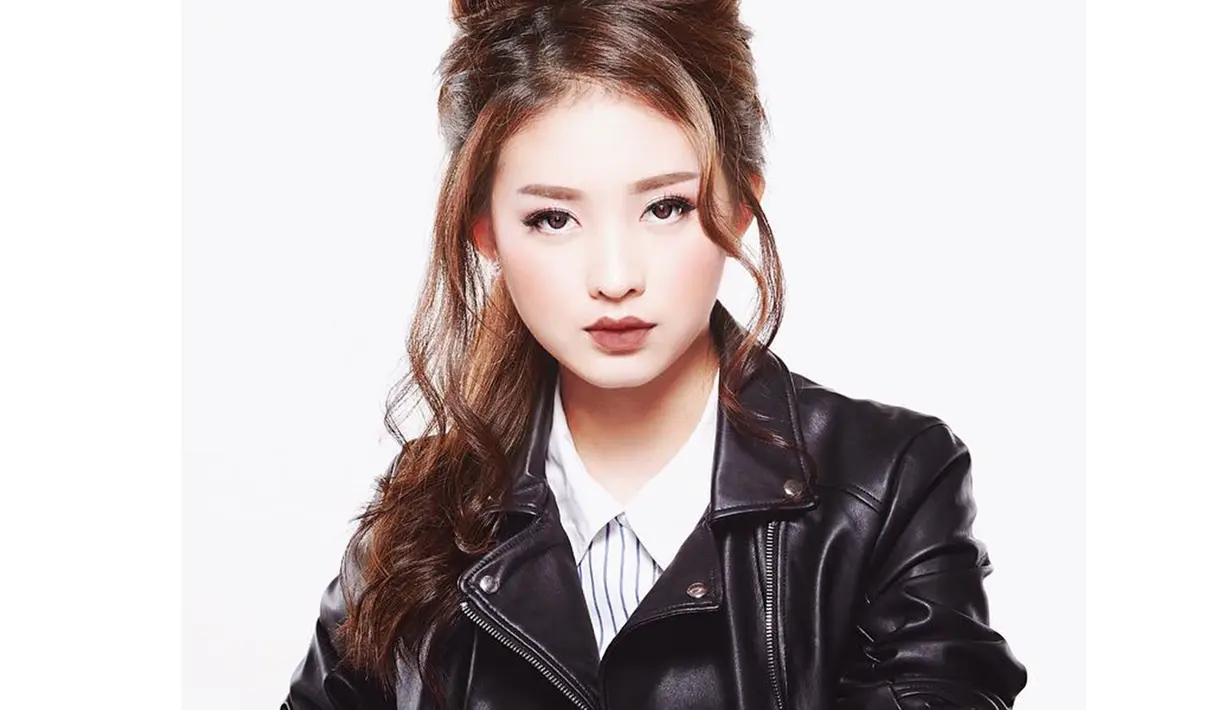 Tampil berpose fierce, aktris kelahiran 1998 ini tampil tomboi dengan leather jacket serta makeup tebal di wajahnya. (Liputan6.com/IG/@natashawilona12)