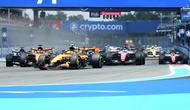 Para pembalap mengendalikan mobil mereka di awal balapan sprint di F1 GP Miami, Sabtu, 2 Mei 2026, di Miami Gardens, Florida. (Foto AP/Lynne Sladky)