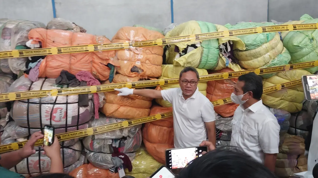 Menteri Perdagangan Zulkifli Hasan melakukan pemusnahan 750 bal pakaian bekas impor ilegal. Nilainya diperkirakan Rp 8-9 Miliar di komplek pergudangan Grasia, Karawang, Jawa Barat, Jumat (12/8/2022).