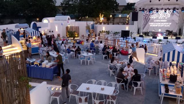Berbuka puasa sambil menikmati sunset di kafe De'Sands Batam. (Foto: Liputan6.com/Ajang Nurdin)
