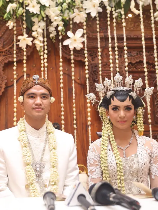 Novian Herbowo mempersunting Alisia dengan mas kawin 88 gram dan seperangkat alat shalat. (Andy Masela/Bintang.com)