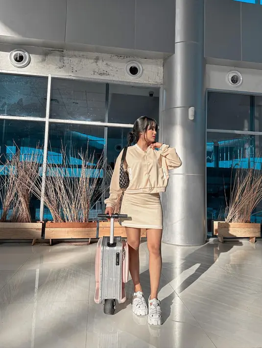 <p>Kalau untuk outfit di bandara, bisa gunakan pakaian yang nyaman. Seperti outfit pilihan Fuji dengan rok dan hoodie yang nyaman digunakan. [Instagram/fuji_an]</p>