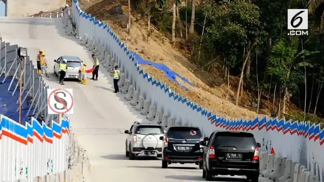 Tanjakan curam di Kali Kenteng membuat sejumlah mobil mundur karena tidak mampu menanjak. Akibatnya petugas bersiap mengganjal mobil yang tidak kuat.