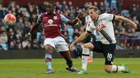 Pemain Tottenham Hotspur, Harry Kane mencetak gol kedua timnya ke gawang Aston Villa pada laga lanjutan Liga Inggris 2015/2016 di Villa Park, Birmingham, 13 Maret 2016. Kane tercatat sebagai top skor pada musim tersebut dengan melesatkan 25 gol. (AFP/Oli Scarff)