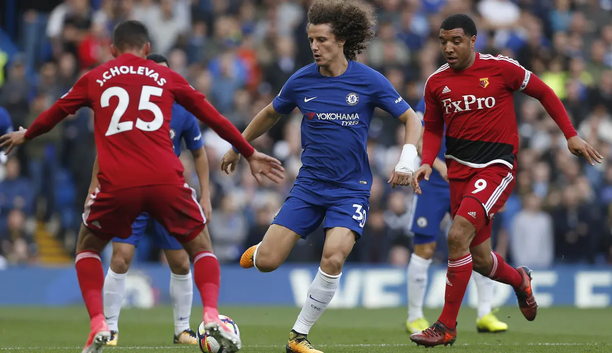 Bek Chelsea, David Luiz, berusaha melewati gelandang Watford, Jose Holebas, pada laga Premier League di Stadion Stamford Bridge, London, Sabtu (21/10/2017). Chelsea menang 4-2 atas Watford. (AFP/Ian Kington)