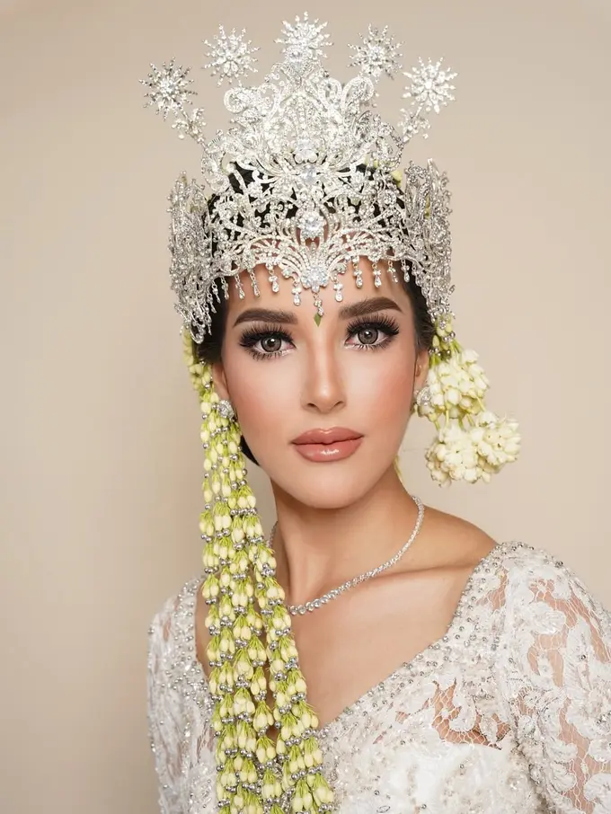 Tasya Farasya Tampil Totalitas Jadi Pengantin Sunda, Makeup Flawless Klasik dan Siger Megah Karya Rinaldy Yunardi