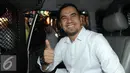 Pedangdut Saipul Jamil saat berada dalam mobil tahan usai diperiksa KPK, Jakarta, Kamis (21/7). Saipul Jamil diperiksa sebagai saksi kasus dugaan suap kepada panitera PN Jakarta Utara terkait putusan perkaranya. (Liputan6.com/Helmi Afandi)
