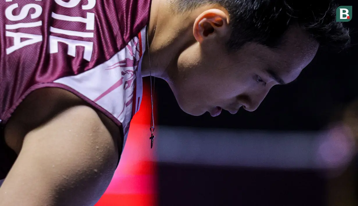 Pebulu tangkis tunggal putra Indonesia, Jonatan Christie berusaha memungut kok dalam laga 32 besar Indonesia Open 2025 melawan wakil Singapura, Jia Heng Jason Teh di Istora Senayan, Jakarta, Selasa (03/06/2025). (Bola.com/Bagaskara Lazuardi)