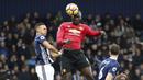 Striker Manchester United (MU), Romelu Lukaku, menyundul bola saat pertandingan melawan West Bromwich Albion (WBA) pada laga Premier League di Stadion The Hawthorns, Minggu (17/12/2017). MU menang 2-1 atas WBA. (AP/Nick Potts)